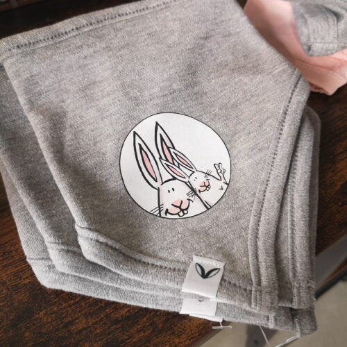 Baby-/Kinderschal Tuch Dreieckstuch, Spucktuch Grau "Hasenfreunde"